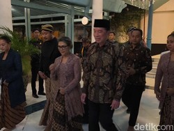 Jokowi Salat Jenazah dan Doakan PB XIII di Keraton Solo