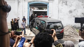 Melayat Pakubuwono XIII, Gibran Rapat dengan Keluarga Raja