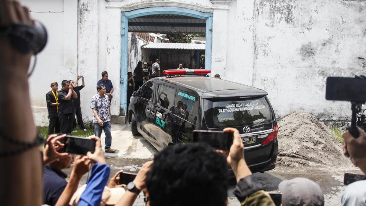 Melayat Pakubuwono XIII, Gibran Rapat dengan Keluarga Raja