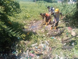 DPU Makassar Soroti Penyapu Jalan Imbas Sampah Numpuk di Drainase Picu Banjir