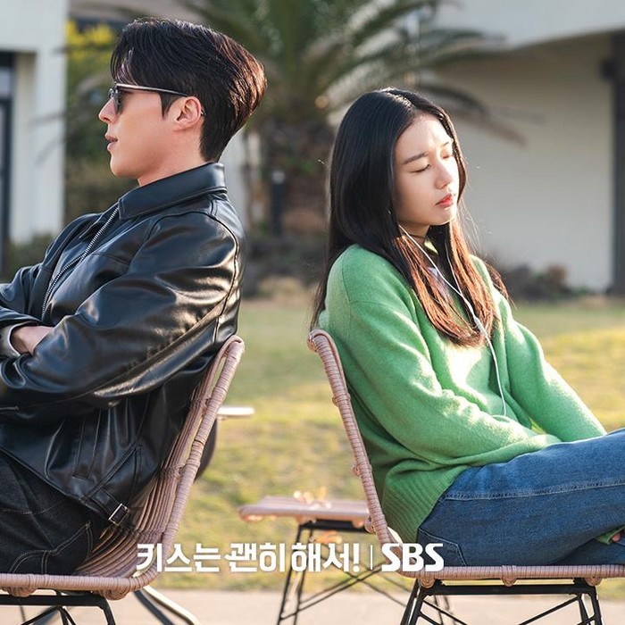 Drama terbaru SBS, Dynamite Kiss, siap mencuri hati penonton lewat kisah cinta yang dimulai dari satu ciuman tak terduga! Go Da Rim pura-pura jadi ibu rumah tangga demi dapat kerja, tapi malah bikin Gong Ji Hyuk jatuh cinta padanya.