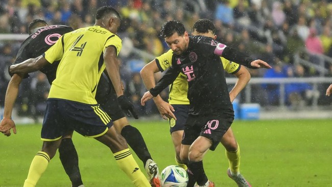 Messi Cetak Gol, Inter Miami Kalah 1-2 Lionel Messi gagal menyelamatkan Inter Miami dari kekalahan melawan Nashville pada leg kedua MLS Cup di Stadion Geodis Park, Minggu (2/11).