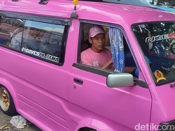 Kisah Dani, Sopir Angkot yang Tukar Rezeki dengan Senyum Anak Sekolah