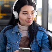 Rekomendasi 10 Podcast Lucu dan Audiobook Populer untuk Temani Macet, Anti Bosan di Jalan!