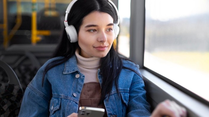 Rekomendasi 10 Podcast Lucu dan Audiobook Populer untuk Temani Macet, Anti Bosan di Jalan!