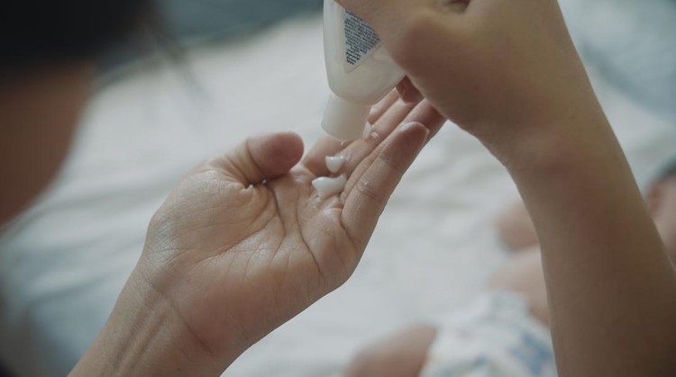 10 Rekomendasi Body Lotion Bayi yang Wanginya Tahan Lama, Aman & Lembapkan Kulit Si Kecil