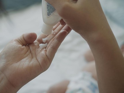10 Rekomendasi Body Lotion Bayi yang Wanginya Tahan Lama, Aman & Lembapkan Kulit Si Kecil