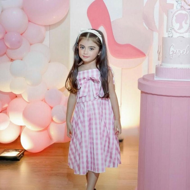 <p>Di hari spesial sang anak, Ali Syakieb &amp; Margin W menyiapkan pesta ulang tahun yang bertemakan Barbie. Guzel pun tampil manis mengenakan <em>dress</em> merah mudah kotak-kotak dengan rambutnya yang dibiarkan terurai panjang. "<em>Happy birthday</em> G&uuml;zelim," tulis Margin W melalui unggahannya di Instagram. (Foto: Instagram @marginw)</p>