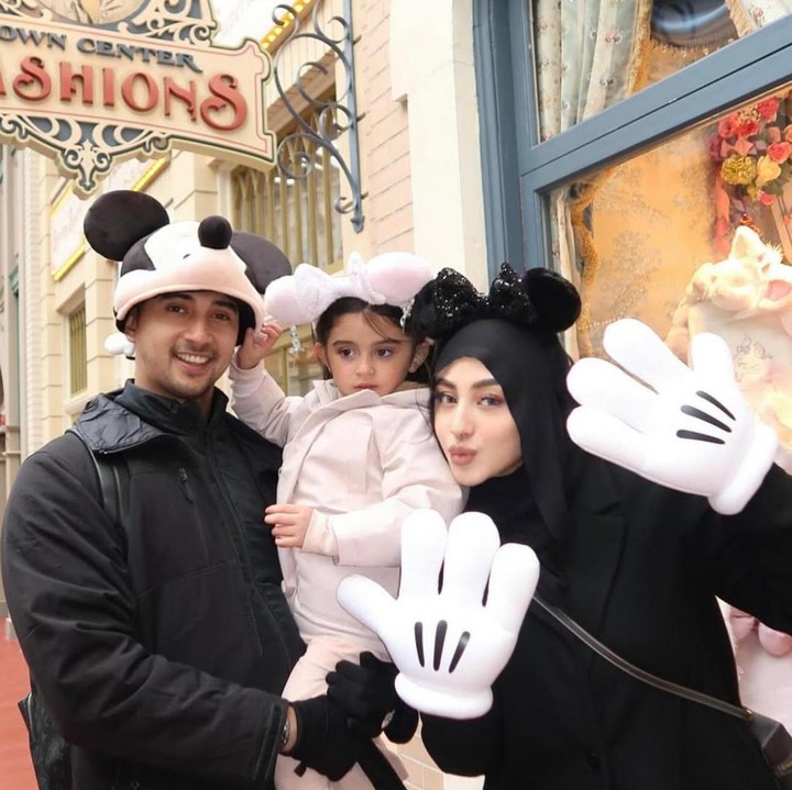 <p>Cerita manis kembali datang dari keluarga kecil Ali Syakieb &amp; Margin W. Setelah menikah pada 2021 lalu, pasangan ini sudah dikaruniai seorang putri cantik bernama Guzelim Aracelli Ali Syakieb atau akrab disapa Guzel. Tepat pada 1 November 2025, Guzel baru saja merayakan ulang tahunnya yang keempat, Bunda. (Foto: Instagram @marginw)</p>