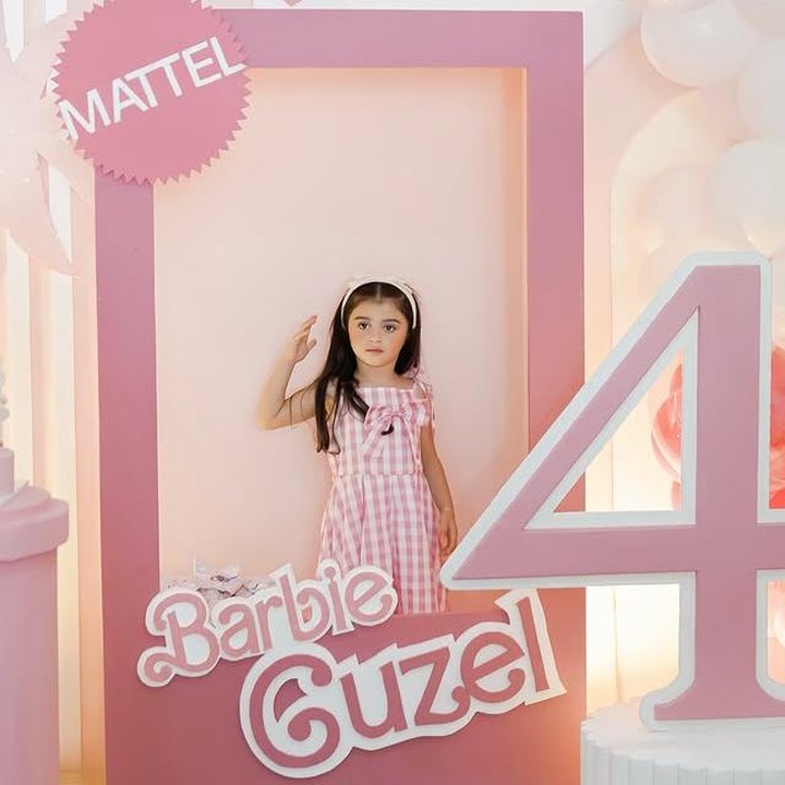 <p>Selain terlihat manis di perayaan ulang tahunnya, Guzel juga tampil bak Barbie hidup. Gayanya yang luwes dan anggun membuat penampilannya semakin tampak menggemaskan, Bunda. (Foto: Instagram @marginw)</p>
