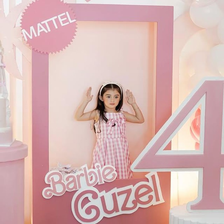 <p>Tak hanya itu saja, Bunda, ia bahkan juga sudah pandai bergaya layaknya Barbie yang lagi berpose di dalam <em>box</em>-nya. Penampilan Guzel di hari spesialnya itu pun sukses bikin netizen ramai berkomentar dan memuji kecantikannya. (Foto: Instagram @marginw)</p>