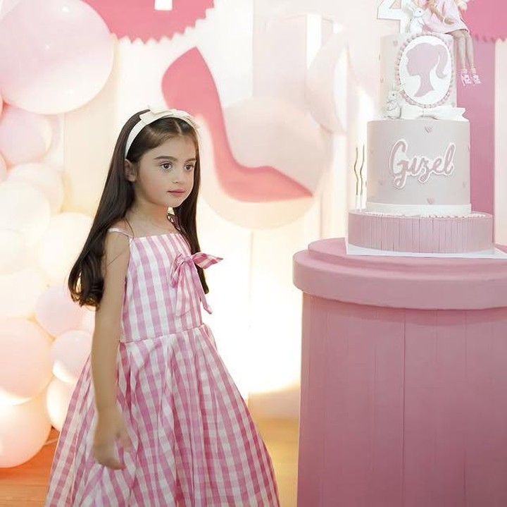 <p>Salah satunya datang dari akun Instagram <em>@hen****</em> yang menulis, "<em>MasyaAllah</em>, ini sih memang duplikat Barbie, <em>Barakallahu fii umrik</em> Guzel cantik". Sementara <em>@alv****</em> mengatakan, "Barbie hidup, <em>happy birthday</em> Guzel," dan akun <em>@wia****</em> menambahkan, "<em>The real</em> Barbie hidup,". (Foto: Instagram @marginw)</p>