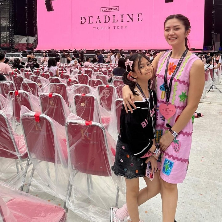 <p>Istri Surya Insomnia, Tyara Renata, menonton langsung konser BLACKPINK di Jakarta untuk menemani putri pertamanya Milaya Tatiana Surya. Tyara membagikan potretnya saat berpose di depan panggung konser. Di konser girl group BLACKPINK, Tyara tampil cantik mengenakan mini dress berwarna merah muda dengan berbagai motif lucu. Sementara putrinya, Milaya mengenakan baju hitam bertuliskan BLACKPINK. (Foto: Instagram @tyararenata)</p>