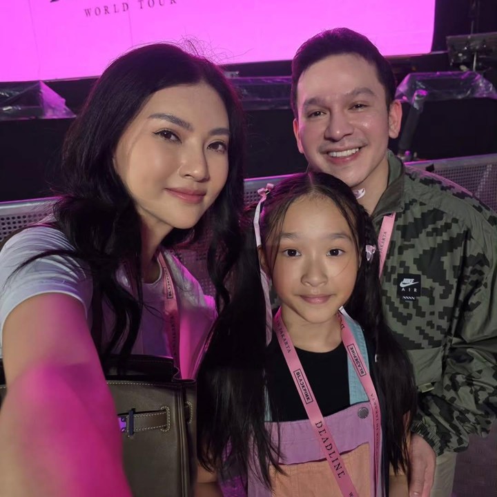 <p>Artis Sarwendah datang ke konser BLACKPINK di Jakarta untuk menemani anak pertamanya Thalia Putri Onsu. Sarwendah tak hanya berdua dengan sang putri. Perempuan 36 tahun ini juga mengajak Jordi Onsu, yakni adik mantan suaminya, Ruben Onsu. "Bunda sama <em>uncle</em> nemenin cici @thaliaputrionsu nonton konser walau hujan2an sampe basah kuyup, yg penting anak <em>happy</em> #SW #Sarwendah #DuniaBunSar," ungkap Sarwendah dalam caption unggahan di Instagram. (Foto: Instagram @sarwendah29)</p>