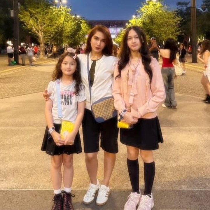 <p>Ussy Sulistiawaty juga menonton konser BLACKPINK di Jakarta. Ussy datang ke konser bersama kedua putrinya Shakeela Eleanor Ameera dan Sheva Elmira Lorrenia. Di konser kali ini, Ussy dan kedua anaknya mengenakan pakaian casual, yakni padu padan kaus, celana atau rok hitam, serta sepatu kets. (Foto: Instagram @ussypratama)</p>