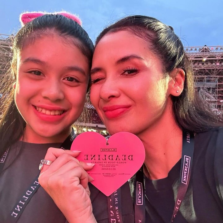 <p>Bintang film <em>Noktah Merah Perkawinan</em>, Marsha Timothy, menonton konser BLACKPINK hari kedua di Jakarta bersama anak semata wayangnya Jizzy Pearl Bastian. Dalam potret yang dibagikan, Marsha dan Jizzy kompak mengenakan baju serba hitam dengan sedikit sentuhan warna pink. "<em>DEADLINE Day 2. BlackPink in your area</em>!!!!!!!" tulis Marsha. (Foto: Instagram @marshatimothy)</p>