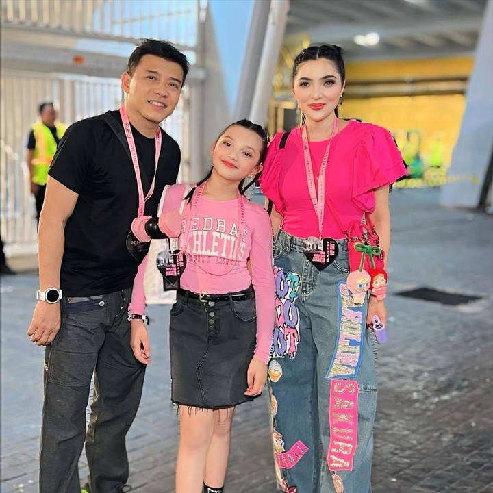 <p>Ashanty juga menonton konser BLACKPINK bersama putrinya Arsy Hermansyah. Tak hanya berdua, Ashanty menonton konser bersama keluarga besarnya, termasuk sang suami Anang dan dua anak sambungnya, Aurel dan Azriel. Di konser BLACKPINK kali ini, Ashanty dan Arsy kompak mengenakan kaus pink yang dipadukan dengan celana jeans. (Foto: Instagram @ashanty_ash)</p>