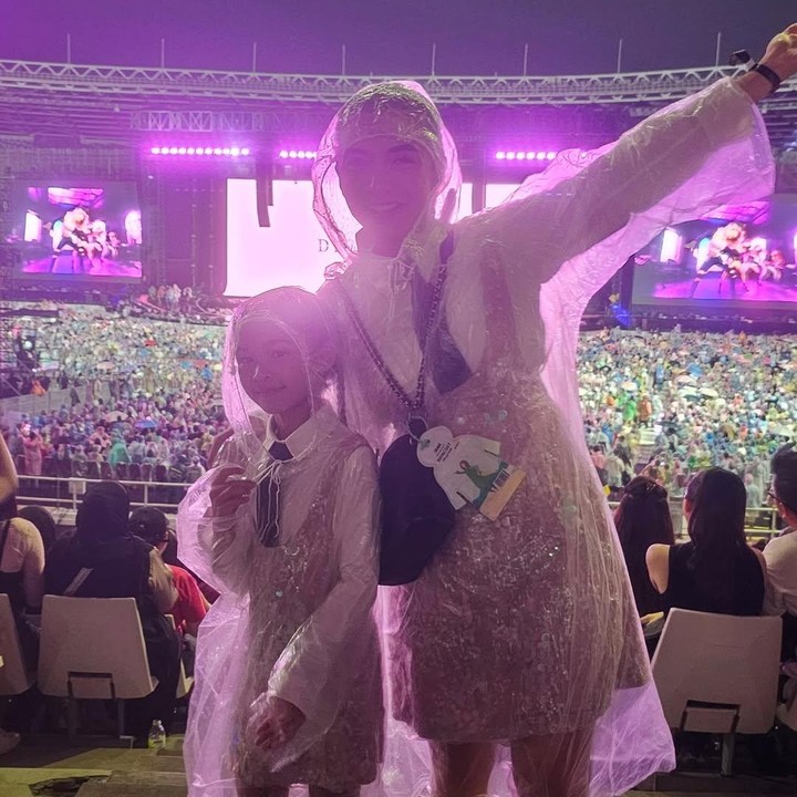 <p>Aktris Chelsea Olivia menemani sang putri, Nastusha, untuk menonton konser BLACKPINK di Jakarta. Di konser ini, keduanya kompak mengenakan kemeja putih dengan dasi yang ditutupi mini dress merah muda berhiaskan ornamen mencolok. Chelsea mengaku bahagia bisa mengenakan baju kembaran dengan sang putri ke konser BLACKPINK. "<em>Twinning with my mini-me</em>. Keuntungan punya anak cewek tuh begini, bisa didandanin dikembar&rdquo;in sampe akhirnya yang tadinya mirip Daddy banget sekarang opini orang bergeser menjadi &ldquo;NASTUSHA MIRIP MAMINYA&rdquo; , &ldquo;YESSS&rdquo; ini loh maksud dan tujuanku," tulisnya. (Foto: Instagram @chelseaoliviaa)</p>