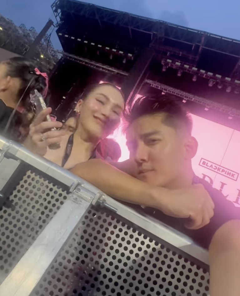 Ayu Ting Ting dan Bilqis nonton konser BLACKPINK hari kedua, dikawal Boy William.