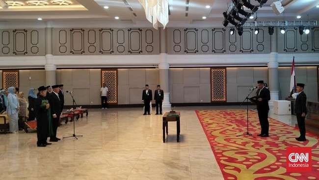 Gubernur Sumut Bobby Nasution melantik Sulaiman Harahap sebagai Pj Sekda. Pelantikan ini bertujuan untuk memperkuat kolaborasi dan pelayanan publik di Sumut.