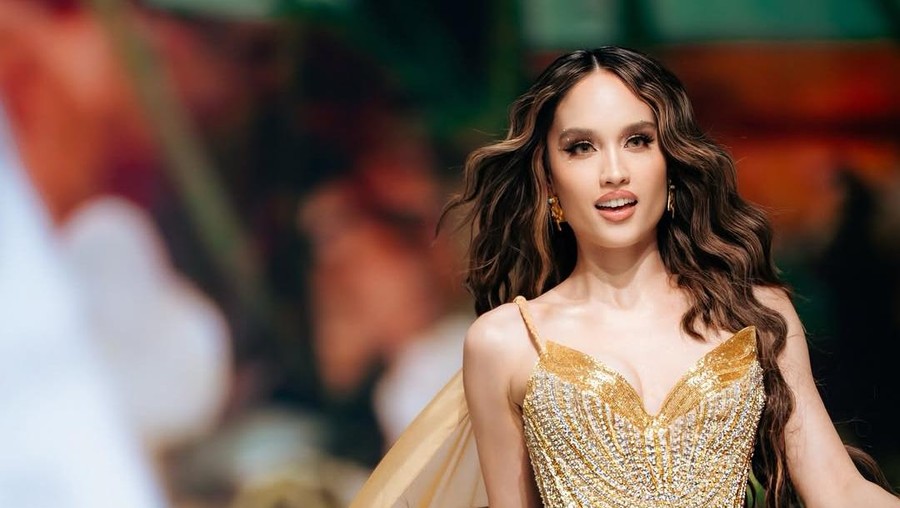 Cinta Laura melenggang di runway Jakarta Fashion Week 2026&period;
