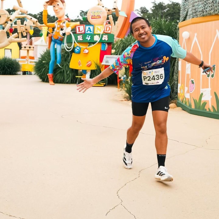 <p>Berbeda dengan Clairine Clay, Joshua tidak mengenakan kostum apa pun. Pria 33 tahun ini memakai jersey <em>running</em> yang biru yang sama dengan peserta lari lainnya. Meski tidak mengenakan kostum, Joshua terlihat begitu bersemangat ikut <em>event</em> lari bersama sang istri. "Gak liatin waktu, gak liatin pace, gak liatin HR, sepanjang <em>event</em> isinya cuma bersenang-senang! @clairineclay," tulis Joshua di akun Instagram miliknya. (Foto: Instagram @jojosuherman)</p>