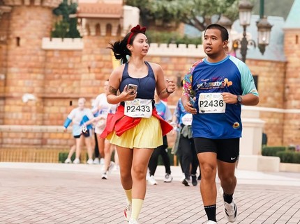 Ikut Event Lari di Disneyland Hong Kong, Clairine Clay Tampil Cantik Jadi Snow White