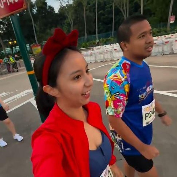 <p>Clairine Clay terlihat mengenakan baju lari yang sudah dimodifinasi menyerupai kostum Snow White. Perempuan 30 tahun ini memulai race dengan <em>sleeveless top</em> biru tua dan celana rok kuning. Clairine Clay menyempurkan penampilannya dengan memakai jaket <em>crop top</em>&nbsp;dan bando pita merah yang identik dengan karakter Snow White. (Foto: Instagram @clairineclay/ @jojosuherman)</p>