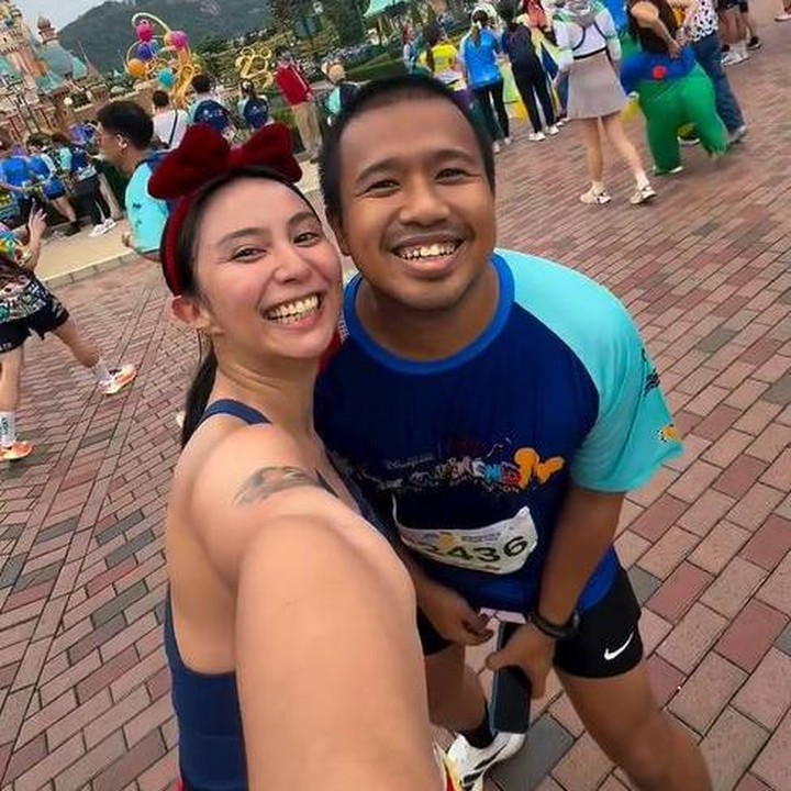 <p>Pasangan Clairine Clay dan Joshua Suherman belum lama ini mengikuti event lari di Disneyland Hong Kong. Keduanya berhasil menyelesiakan event lari 10K atau 10 kilometer (km) ini bersama, Bunda. (Foto: Instagram @clairineclay/ @jojosuherman)</p>