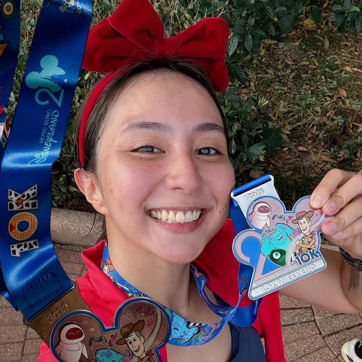 <p>Melalui unggahan di Instagram, Clairine Clay membagikan momen saat mengikuti <em>event</em> lari ini bersama suaminya. Namun, ada yang berbeda dengan penampilan Bunda satu anak ini. Selama mengikuti <em>event</em> lari, Clairine Clay mengenakan kostum tokoh Disney, Snow White. (Foto: Instagram @clairineclay/ @jojosuherman)</p>