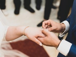 Elegan & Penuh Makna, Intip Konsep Prewedding Unik Vito Sinaga & Ivana