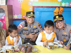 SPPG Polres Meranti Perdana Distribusi MBG, Menu Ayam Kremes hingga Anggur