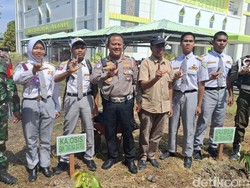 Ditlantas Polda Riau Tanam Pohon di SMK Taruna Satria, Libatkan Siswa-Alumni
