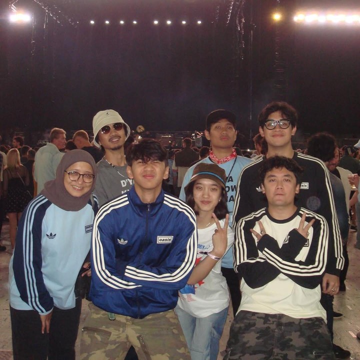 <p>Penyanyi Duta Sheila on 7 memiliki dua anak yang kini sudah beranjak remaja, yaitu Aishameglio Duta Chiara dan Bima Al Ayman Modjo, dari pernikahannya dengan Adelia Lontoh. Meski sibuk sebagai musisi, Duta diketahui memiliki hubungan yang hangat dengan kedua anaknya, Bunda. (Foto: Instagram @pakduta)</p>