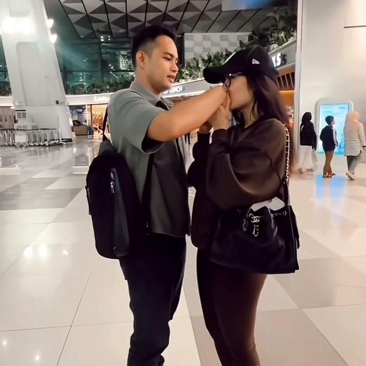 <p>Pada <em>postingan</em> itu, Febby terlihat tengah berpamitan pada suaminya. Lantaran keduanya akan menjalani hubungan jarak jauh alias LDR, Febby memperlihatkan sifat manjanya pada sang suami. &ldquo;Sorry guys aku diem-diem<em> cilngy</em>,&rdquo; tulis Febby,&rdquo; tuturnya.&nbsp;(Foto: Instagram @febbyrastanty)</p>