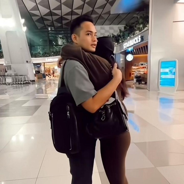 <p>Mereka pun tak sungkat memperlihatkan kemesraan, sehingga bikin para netizen yang menonton ikut terbawa suasana alias <em>baper.</em> &ldquo;ikut bahagia lihat pasangan seperti ini,&rdquo; tulis akun <em>@DAPURBE****.</em> &ldquo;Bahagia terus kalian berdua,&rdquo; tulis akun <em>@yuliamarienam****.</em> &ldquo;Suka sekali .langgeng terusss febby,&rdquo; tulis akun <em>@vi****.&nbsp;</em>(Foto: Instagram @febbyrastanty)</p>