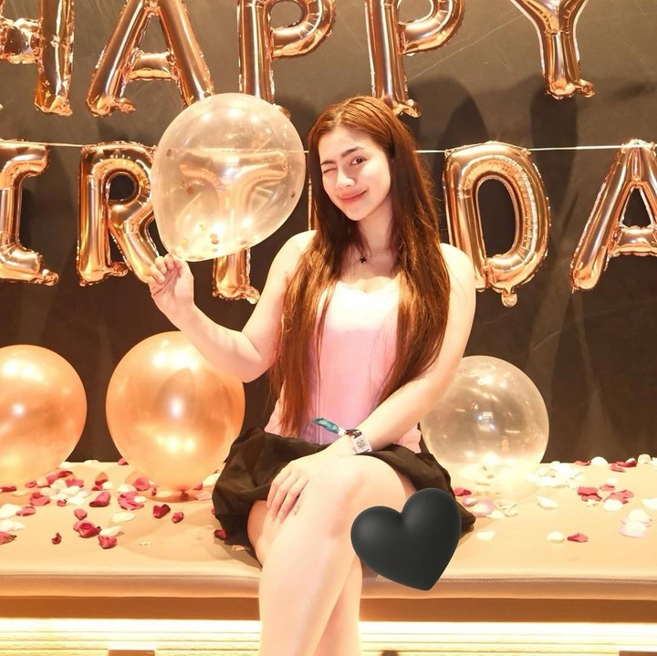 <p>Momen itu dibagikan langsung oleh Feli lewat beberapa foto yang diunggah di akun Instagram. Pada <em>postingan</em> itu, Feli mengaku tak menyangka mendapat kejutan setelah pulang nonton konser BLACKPINK hari pertama.&nbsp;(Foto: Instagram @felicyangelista)</p>