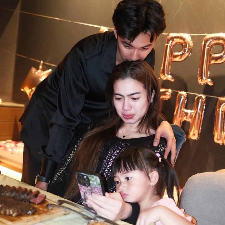 <p>Siapa sangka? Ternyata Hito juga menyiapkan kue ulang tahun yang dibuat sendiri bersama kedua putrinya. &ldquo;Disiapin kuee ulang tahun <em>burn cheese cake</em> yang dimasak bertiga, disiapin <em>fine dining</em> di rumah di spot yang selama ini aku lihat biasa aja, tapi sekarang jadi sangat bermakna,&rdquo; tuturnya.&nbsp;(Foto: Instagram @felicyangelista)</p>