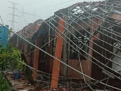 Atap SMKN 1 Gunung Putri Ambruk Saat Hujan Deras, Sejumlah Siswa Terluka