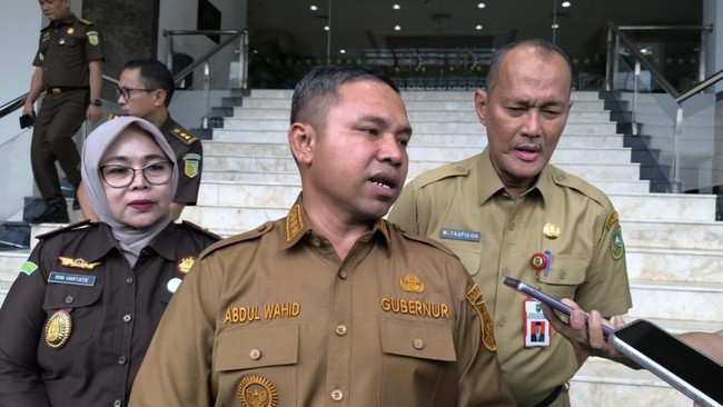 Pemerintah Provinsi Riau buka suara setelah Gubernur Abdul Wahid terseret operasi tangkap tangan (OTT) KPK pada Senin (3/11).