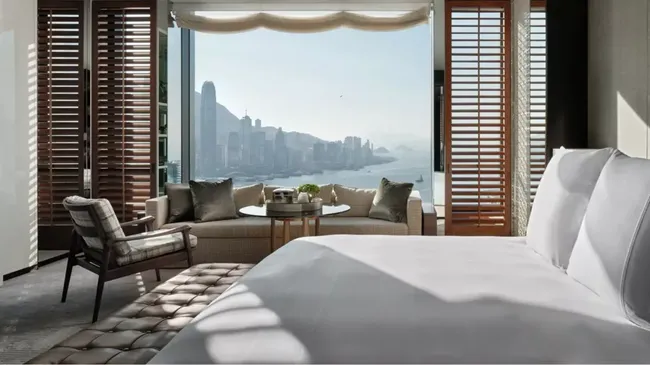 Pertama kali dibuka 17 Maret 2019. Hotel Rosewood Hong Kong menampilkan nuansa klasik berpadu dengan desain kontemporer, dirancang desainer ternama Tony Chi.