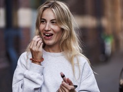 Tips Memilih Warna Lipstik yang Tepat untuk Wanita 40 Tahun