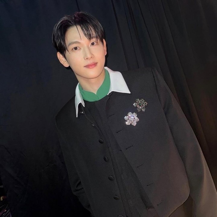 <p>Aktor Im Siwan adalah ketua OSIS di kelasnya dari SD hingga SMA! Di bidang akademis, ia menduduki peringkat pertama di sekolahnya. Saat SMP dan SMA, sang idola menjabat sebagai wakil ketua OSIS. Im Siwan pernah mengungkapkan bahwa ia memang memutuskan untuk belajar dengan giat di sela persiapan debut menjadi idol. (Foto: dok. Instagram @yim_siwang)</p>