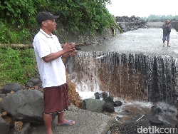 Jalan di Lumajang Ambles Diterjang Banjir Lahar Gunung Semeru