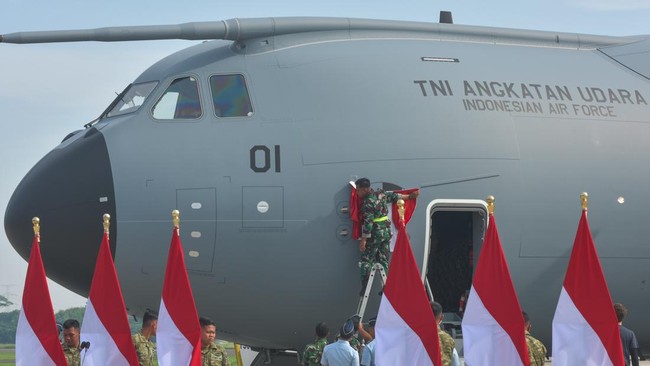 Presiden Prabowo Subianto mengumumkan negosiasi untuk membeli 4 unit Airbus A400M. Pesawat ini akan mendukung TNI dalam pengangkutan strategis dan bencana.