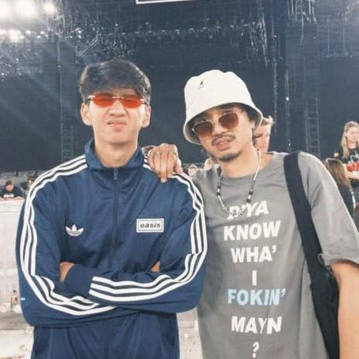 <p>Lewat Instagram Story milik Ayman, ia membagikan sejumlah potret keseruannya saat menonton konser bersama sang Ayah. Dalam salah satu potretnya, Ayman dan Duta tampil keren&nbsp;mengenakan kacamata. (Foto: Instagram @aymanmodjo)</p>