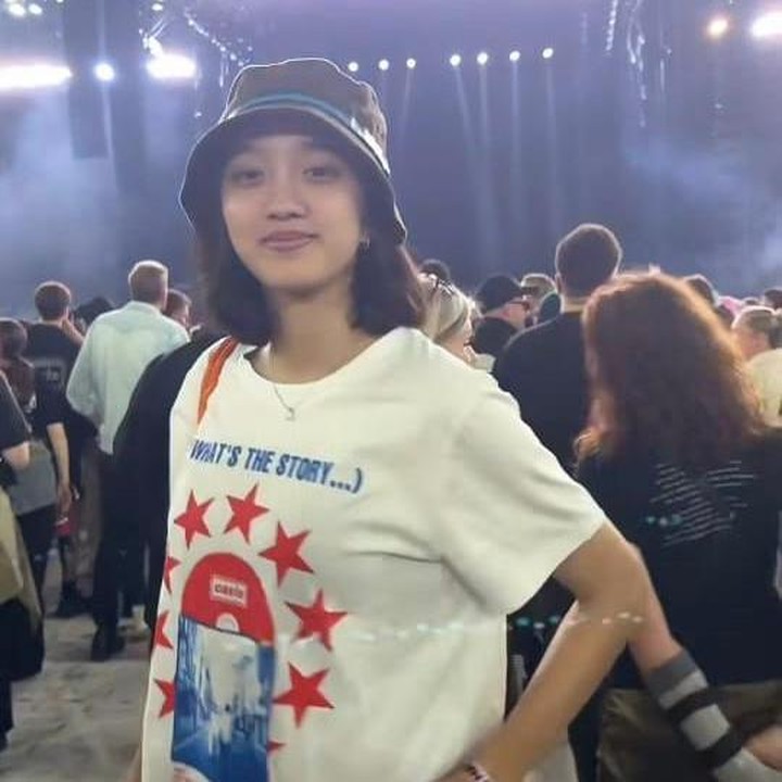 <p>Enggak cuma Ayman saja yang tampil kece, putri sulung Duta, Aisha juga terlihat begitu&nbsp;<em>happy</em>&nbsp;dan sangat menikmati konsernya.&nbsp;Ia tampil santai mengenakan kaus dan topi, Bunda.&nbsp;(Foto: Instagram @aymanmodjo)</p>