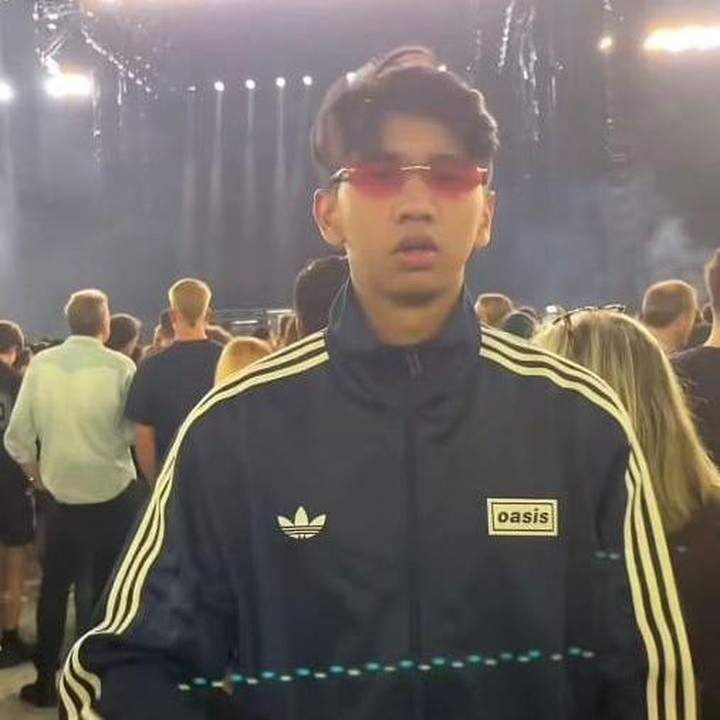 <p>Ayman juga tak kalah menarik nih, Bunda. Ia terlihat mengenakan jaket berlogo OASIS yang <em>matching</em> dengan <em>vibe</em> konsernya. Ia pun tampak begitu <em>enjoy</em> menikmati setiap momennya di sana, Bunda. (Foto: Instagram @aymanmodjo)</p>