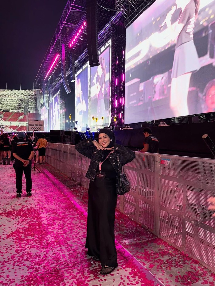 Kesha tampil elegan dalam all-black look dengan dress panjang dan cropped denim jacket. Berhijab tapi tetap edgy dan stylish di konser BLACKPINK/Foto: Instagram/kesharatuliu05