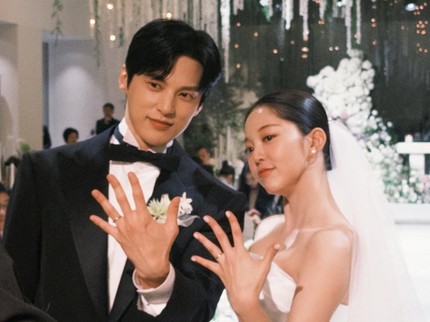 5 Potret Pernikahan Artis Korea Kim Ga Eun & Yoon Sun Woo, Lamarannya Bak Drakor